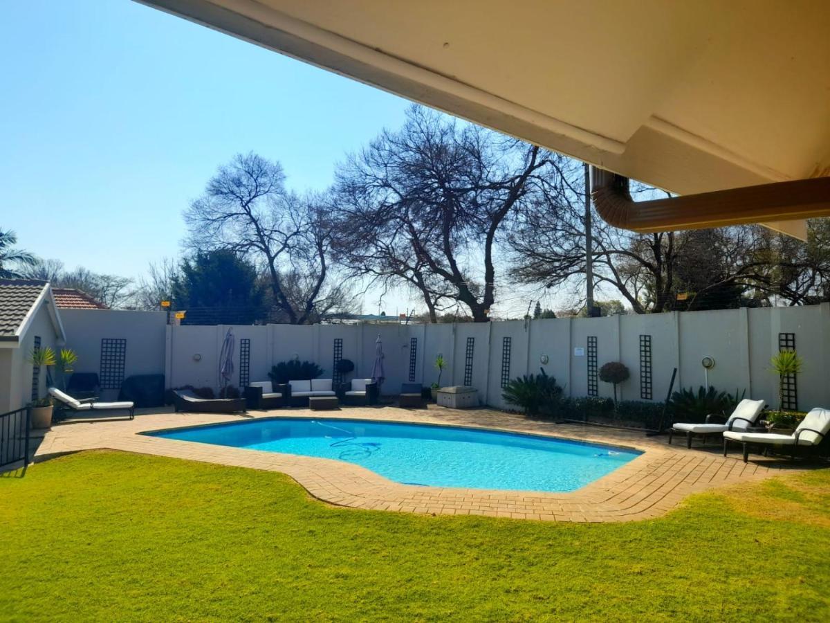 47 On Preston Guesthouse Γιοχάνεσμπουργκ Εξωτερικό φωτογραφία