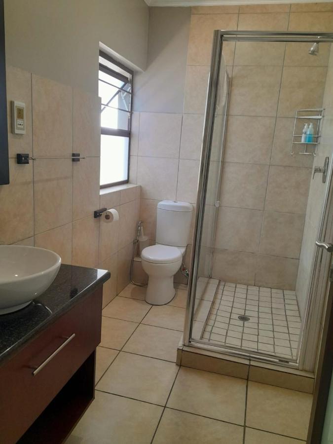 47 On Preston Guesthouse Γιοχάνεσμπουργκ Εξωτερικό φωτογραφία