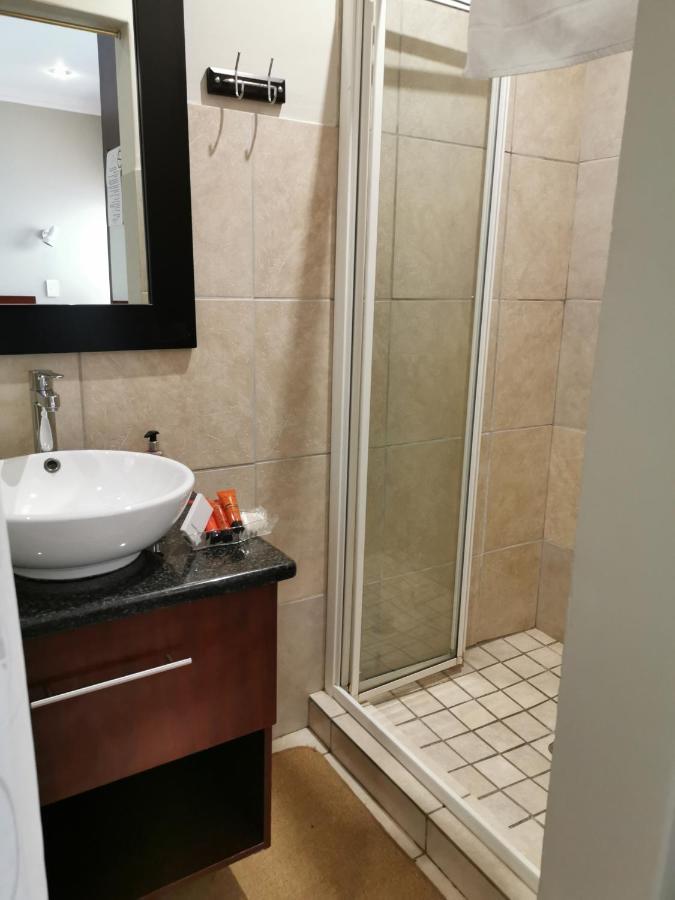 47 On Preston Guesthouse Γιοχάνεσμπουργκ Εξωτερικό φωτογραφία