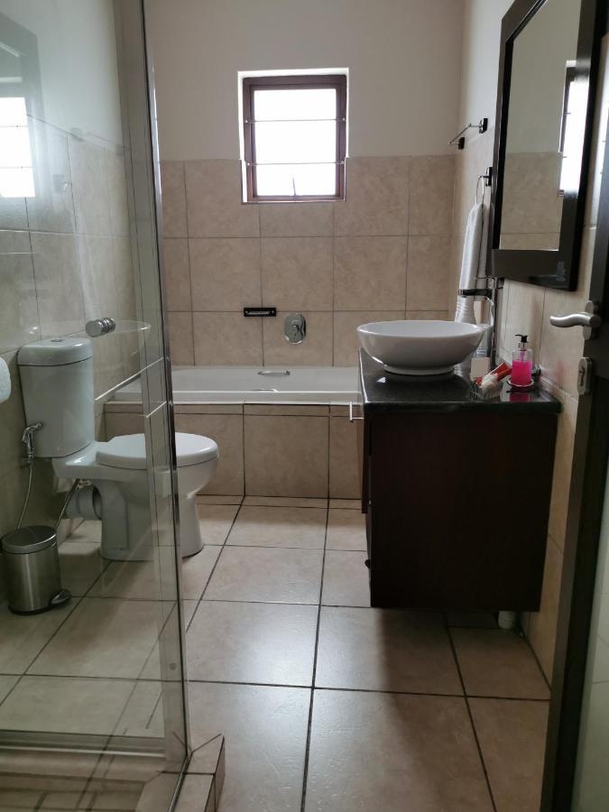 47 On Preston Guesthouse Γιοχάνεσμπουργκ Εξωτερικό φωτογραφία